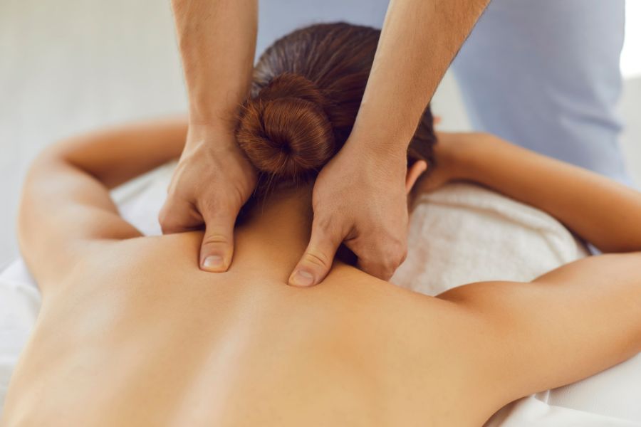 Sesión de fisioterapia para dolor de espalda en Alcobendas, clínica AlcoFisio