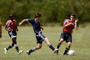 Pubalgia del deportista — Futbolista chutando balón — AlcoFisio Alcobendas