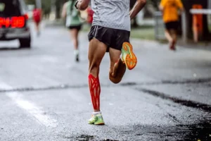 Fisioterapia deportiva en Alcobendas: corredor con vendaje neuromuscular en la pierna