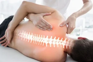 Fisioterapeuta aplicando osteopatia en la espalda de un paciente en AlcoFisio, Alcobendas