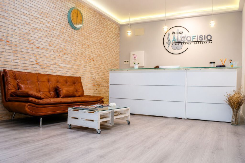 Recepción de Clínica AlcoFisio en Alcobendas