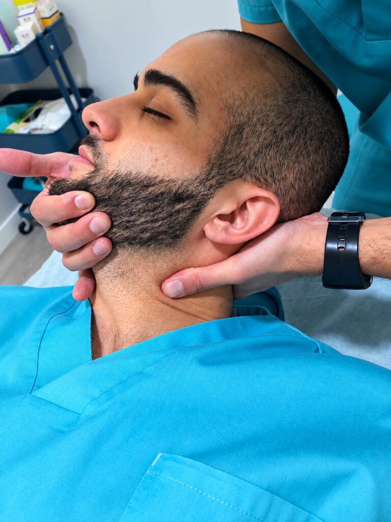 Osteópata colegiado aplicando técnica cervical en Clínica AlcoFisio, Alcobendas
