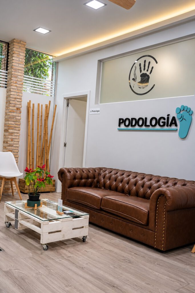 Clínica de podología en Alcobendas 12 Sala de espera de la unidad de podología de Clínica AlcoFisio en Alcobendas