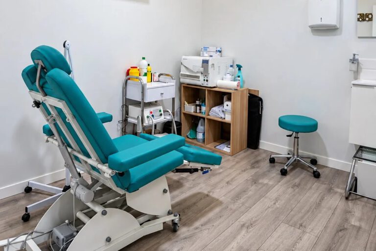 Fisioterapia en Alcobendas 37 Sala de podología de Clínica AlcoFisio en Alcobendas con sillón podológico